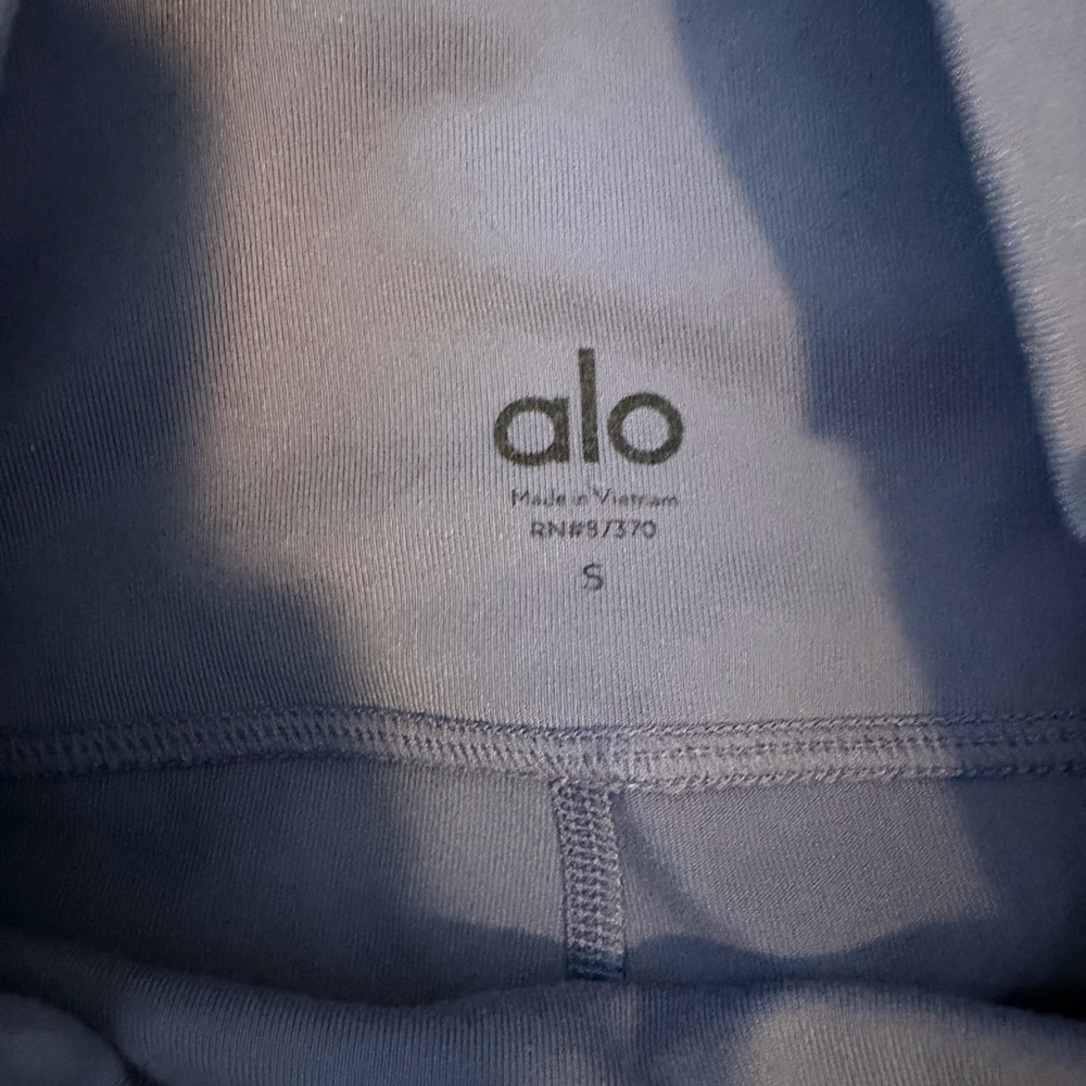 ALO Yoga Lilac Leggings - Picture 4 of 5